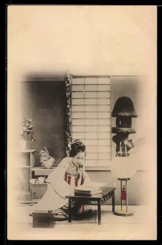 AK Geisha mit einem Buch