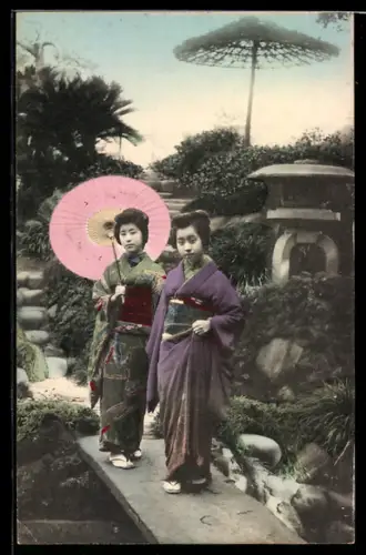 AK Junge japanische Frauen in volkstypischen Trachten in einem Park