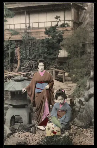 AK Zwei Geisha im Freien mit einem Regenschirm