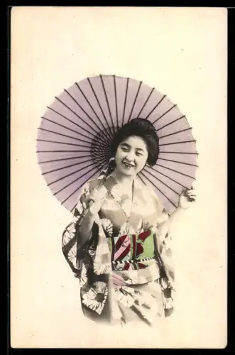 AK Lächelnde Geisha mit Regenschirm