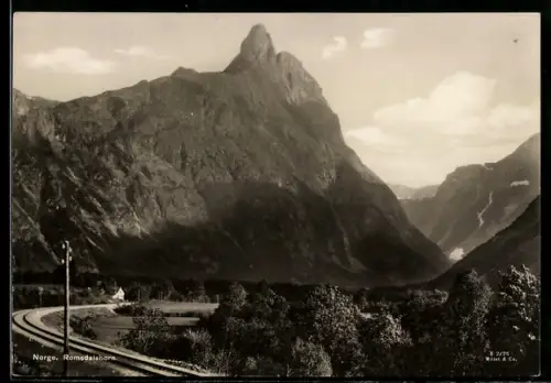 AK Romsdalshorn, Blick auf den Berg mit den Eisenbahnstrecke