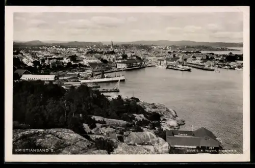 AK Kristiansand S., Ortsansicht mit Schiffen im Hafen
