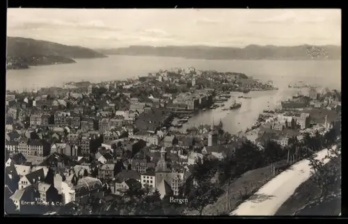 AK Bergen, Stadtansicht mit Hafen vom Berghang aus