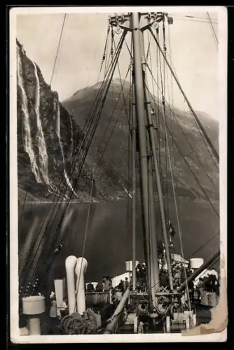 AK Vestnorge, Passagierschiff der Hamburg-Amerika-Linie in einem Fjord