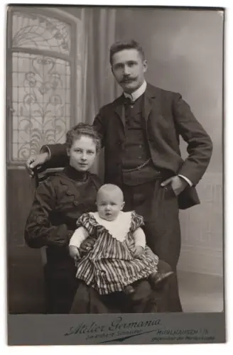 Fotografie Atelier Germania, Mühlhausen i. Th., gegenüber der Marienkirche, Familienporträt mit kleinem Kind