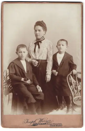 Fotografie Joseph Werner, München, Isarthorplatz 2, Mutter mit zwei Jungen