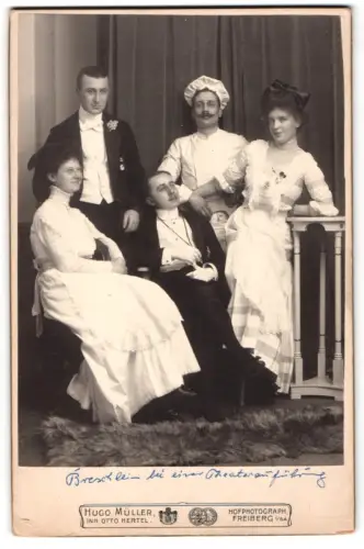 Fotografie Hugo Müller, Freiberg, Gruppenbild Theaterschauspieler, Breschlein bei einer Theateraufführung