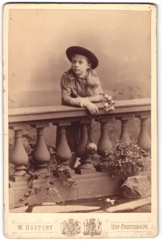 Fotografie W. Höffert, Hamburg, Jungfernstieg 26, Hildegard Freiin Knigge an Balustrade mit Hut