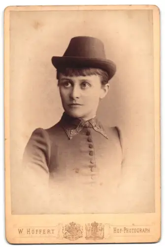 Fotografie W. Höffert, Leipzig, Schlossgasse 16, Porträt Hildegard Freifrau Knigge mit Hut