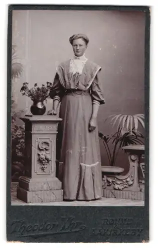 Fotografie Theodor Yhr, Rønne, Dame im langen Kleid