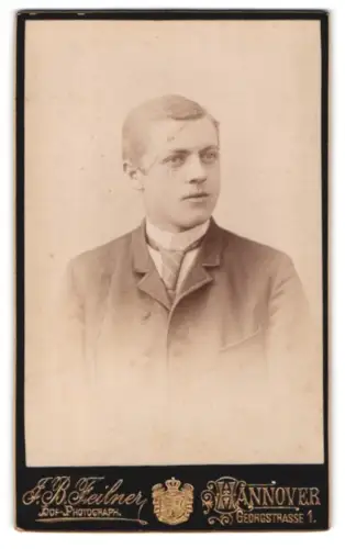 Fotografie J. B. Feilner, Hannover, Georgstrasse 1, Porträt eines jungen Mannes