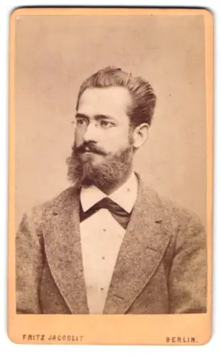 Fotografie Fritz Jacobeit, Berlin, Dorotheenstrasse 85, Porträt eines eleganten Herrn