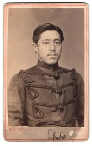 Fotografie Hugo Leman, Berlin, Villa Colonna, Japanischer Husar in Uniform