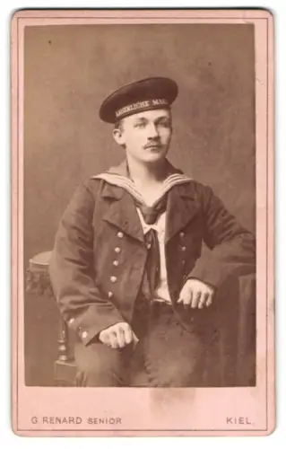 Fotografie G. Renard Senior, Kiel, Brunswieker Str. 30, Matrose der Kaiserlichen Marine in Uniform mit Tellermütze