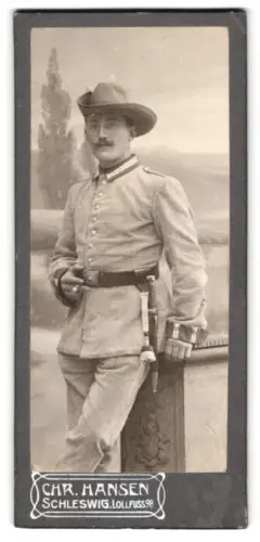 Fotografie Chr. Hansen, Schleswig, Lollfuss 98, Soldat der Schutztruppen Deutsch-Südwestafrika mit Bajonett 84/98