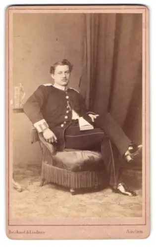 Fotografie Reichard & Lindner, Anklam, Max von Krosigk, preuss. Generalleutnant als Unteroffizier im I. Garde-Inf.-Rgt.