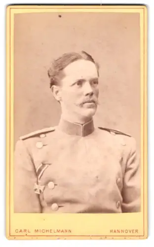 Fotografie Carl Michelmann, Hannover, Karl Wilhelm Franz Graf von Sponeck vom Dragoner-Rgt. 21 in Uniform mit EK II 1870