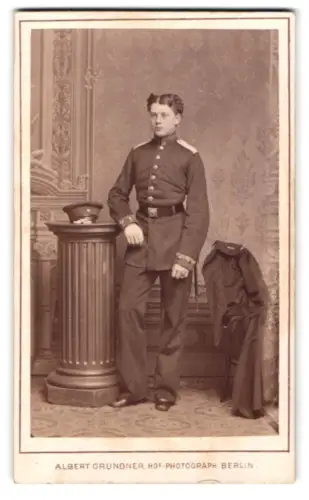 Fotografie Albert Grundner, Berlin, Uffz. F. von Lewetzow in Uniform, mit Widmung von Otto von Scheel-Plessen