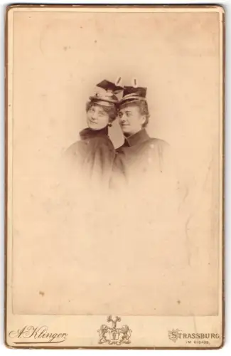Fotografie A. Klinger, Strassburg im Elsass, Kolmarstrasse Nr. 2, Olga von Ramm als Ulan in Uniform mit Tschapka