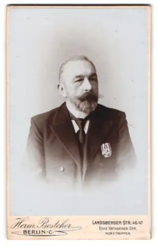 Fotografie Herm. Besteher, Berlin, Landsberger Str. 46/47, Veteran im Anzug mit Rotem Adlerorden 4. Kl. an Einzelspange