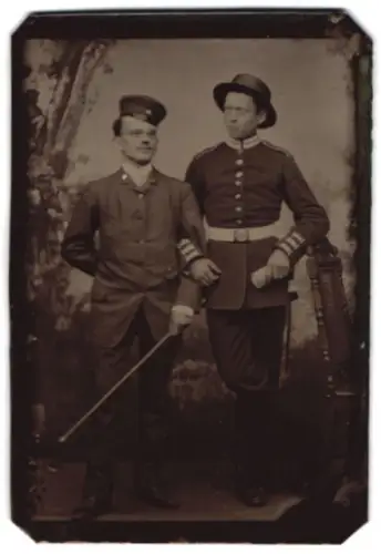 Fotografie Ferrotypie Einjährig-Freiwilliger Gardesoldat in Uniform mit Feldbinde und Hut zusammen mit Student