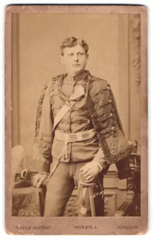 Fotografie H. Selle, Potsdam, Yorkstr. 4, Soldat der Husaren in Attila mit Kolpak und Säbel