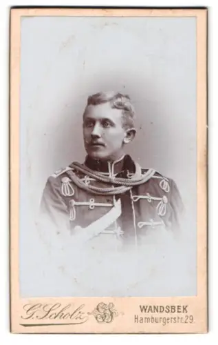 Fotografie G. Scholz, Wandsbek, Hamburgerstr. 29, Soldat der Husaren in Attila mit Überjacke