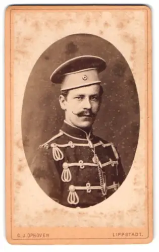 Fotografie C. J. Ophoven, Lippstadt, Am Stift 1, Soldat der Husaren in Attila mit Krätzchen