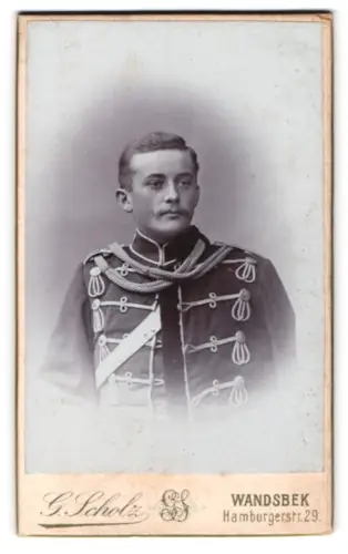Fotografie G. Scholz, Wandsbek, Hamburgerstr. 29, Soldat der Husaren in Attila mit Überjacke
