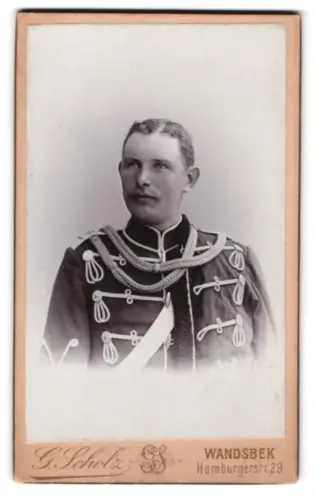Fotografie G. Scholz, Wandsbek, Hamburgerstr. 29, Soldat der Husaren in Attila mit Überjacke