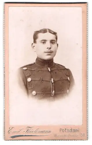 Fotografie Emil Thielmann, Potsdam, Waisenstrasse 58, Gefreiter der Husaren in Attila