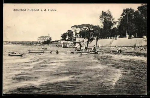 AK Niendorf a. d. Ostsee, Strandansicht mit Stegen und Ruderbooten