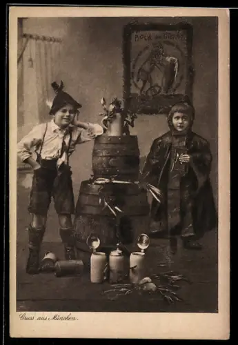 AK München, Münchner Kindl und Kind in Tracht neben Bierfässern und Deckelschoppen