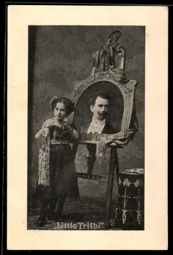 AK Variete-Künstlerin Little Trilbi vor dem Portrait eines Mannes mit Schnurrbart