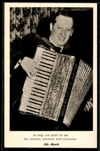 AK Musiker Nik Münch mit Akkordeon