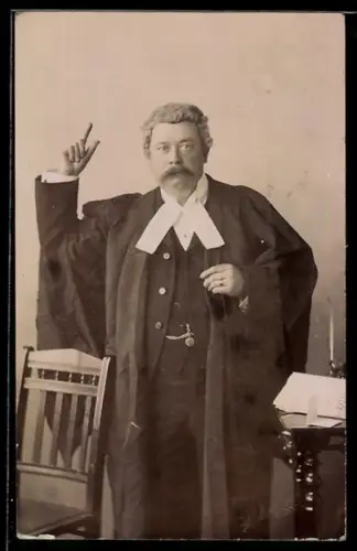 AK Mann in hochoffizieller Robe hebt die Hand