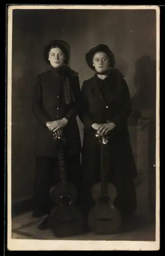 Foto-AK Zwei Frauen mit Gitarren