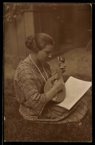 Foto-AK Sitzende Frau mit einer Laute im Garten