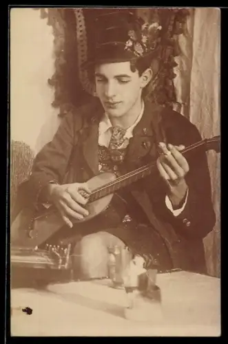 AK Mann in Tracht und mit Gitarre