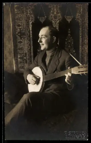 AK Sitzender Mann mit Banjo