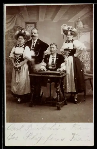 Foto-AK Sitzender Mann in Tracht an einer Zither mit Begleitung