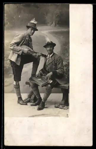 Foto-AK Zwei Männer in Trachten mit Zither und Laute