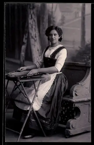 Foto-AK Sitzende Frau an einer Zither