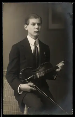 Foto-AK Ernster Mann mit Geige