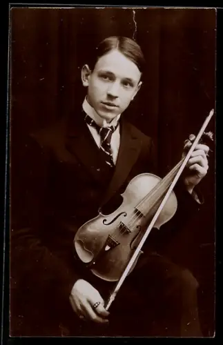 AK Junger Mann im Anzug mit Geige