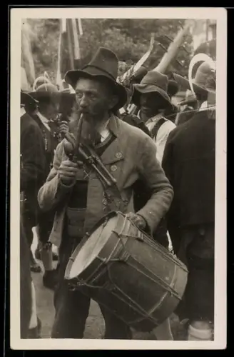 AK Pfeife rauchender Mann in Tracht mit Trommel