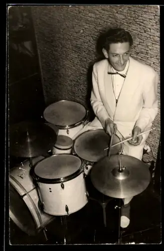 AK Mann im weissen Anzug am Schlagzeug