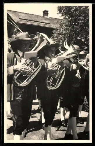 Foto-AK Männer in Trachten mit Blasinstrumenten