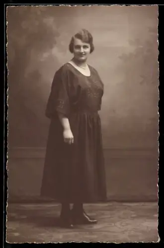 Foto-AK Dame im Kleid vor floralem Hintergrund, Studiokulisse