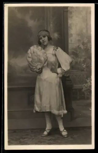 Foto-AK Junge Frau im Kleid mit Fächer, Studiokulisse